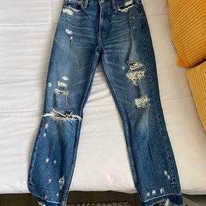 DISTRESSED MEDIUM WASH DENIM
